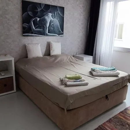 Immaculate Cozy 2-bed In Lara Apartament